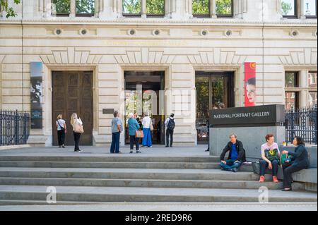 Personnes à l'entrée de la National Portrait Gallery récemment rénovée. Londres, Angleterre, Royaume-Uni Banque D'Images