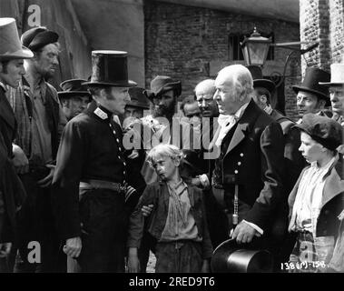 JOHN HOWARD DAVIES : Oliver et HENRY STEPHENSON : M. Brownlow dans OLIVER TWIST 1948 réalisateur DAVID LEAN roman Charles Dickens producteur Ronald Neame Cineguild / General film Distributors (GFD) Banque D'Images