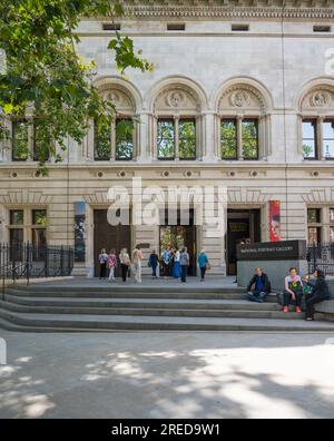 Personnes à l'entrée de la National Portrait Gallery récemment rénovée. Londres, Angleterre, Royaume-Uni Banque D'Images