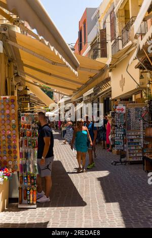 CRÈTE, GRÈCE - JUILLET 03 2023 : foules de touristes dans les vieilles rues étroites de la Canée dans l'ouest de la Crète, Grèce. Banque D'Images