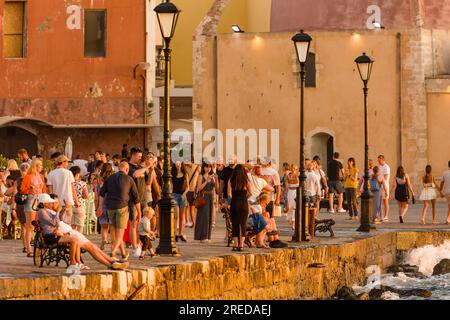 CRÈTE, GRÈCE - JUILLET 03 2023 : foules de touristes dans la soirée près de la vieille mosquée dans le vieux port vénitien de Chania sur l'île de Crète Banque D'Images