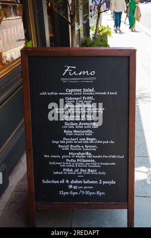 Menu écrit sur tableau noir debout sur le trottoir à l'extérieur du restaurant italien Fumo sur St Martins Lane, Covent Garden, Londres, Angleterre, Royaume-Uni Banque D'Images