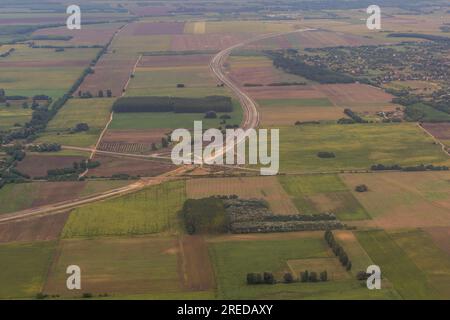 Vue aérienne du chantier de construction de l'autoroute M4 à l'est de Budapest, Hongrie Banque D'Images