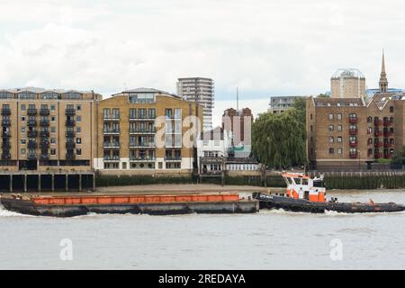 Le GPS remorqueur Inde passant la perspective de Whitby - une maison publique historique sur les rives de la Tamise à Wapping, Londres, E1, Angleterre, Royaume-Uni Banque D'Images