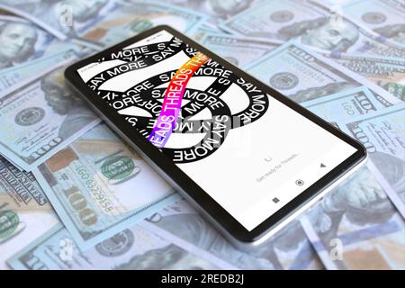Logo de l'application threads sur smartphone et argent. Threads est une plateforme de médias sociaux américaine et un service de réseautage social Banque D'Images