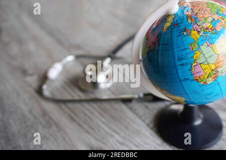 Image de mise au point sélective du stéthoscope et du globe avec espace de copie. Santé mondiale et concept de journée mondiale de la santé Banque D'Images
