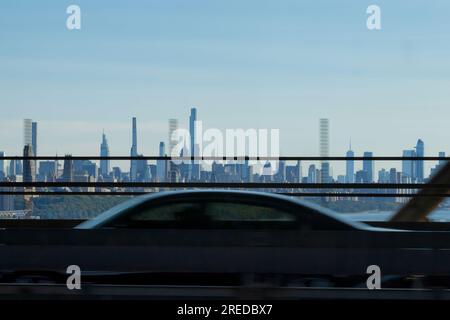 Horizon de New York depuis un pont dans une voiture en mouvement. Banque D'Images