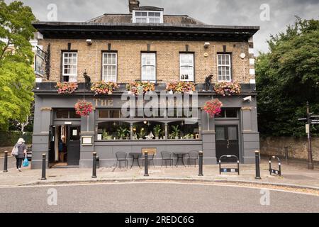 The Ship & Whale public House, Gulliver Street, Surrey Quays, Rotherhithe, Bermondsey, Londres, SE16, Royaume-Uni Banque D'Images