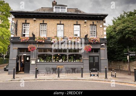 The Ship & Whale public House, Gulliver Street, Surrey Quays, Rotherhithe, Bermondsey, Londres, SE16, Royaume-Uni Banque D'Images