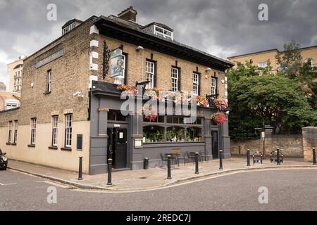 The Ship & Whale public House, Gulliver Street, Surrey Quays, Rotherhithe, Bermondsey, Londres, SE16, Royaume-Uni Banque D'Images