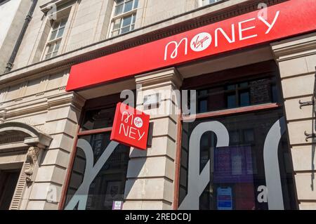 Virgin Money Bank Saving Saving Saving Branch signe logo sur la rue principale Scarborough North Yorkshire Angleterre Royaume-Uni GB Grande-Bretagne Banque D'Images