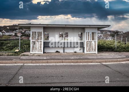 Abri de tramway vintage sur Princes Parade, avec des nuages sombres de tempête de mauvaise humeur au-dessus, CT21, Hythe, Kent Banque D'Images