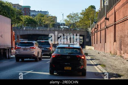 Bronx, New York, États-Unis - 19 septembre 2022 : prise de vue depuis une voiture sur l'autoroute pendant les heures de pointe lentes. Banque D'Images