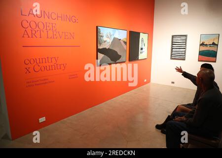 Sydney, Australie. 27 juillet 2023. Inauguration de Country x Country, l’exposition inaugurale du nouveau chapitre de la galerie Cooee Art Leven le 27 juillet 2023. Cette nouvelle ère de Cooee Art Leven représente un développement passionnant pour la communauté artistique en Australie. Photo : œuvres de Neil Ernest Thomas (coin de Wampana Road) et Kitty Napanangka Simon (Mina Mina Dreaming). Crédit : Richard Milnes/Alamy Live News Banque D'Images