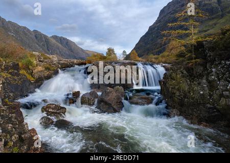 Clachaig Falls une petite cascade sur la rivière COE à Glen COE Banque D'Images