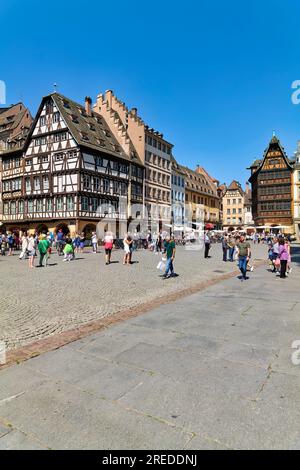 Strasbourg Alsace France. Les maisons à ossature de bois colorée sur la place du Château Banque D'Images