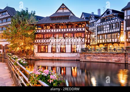 Strasbourg Alsace France. Les maisons à pans de bois colorés dans le quartier petit France Banque D'Images