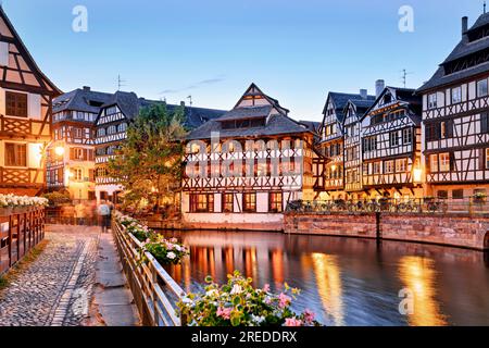 Strasbourg Alsace France. Les maisons à pans de bois colorés dans le quartier petit France Banque D'Images