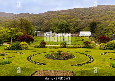 Le jardin de fleurs formel dans le jardin clos victorien de l'abbaye de Kylemore, Letterfrack, Connemara, comté de Galway, République d'Irlande. Banque D'Images