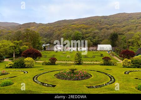 Le jardin de fleurs formel dans le jardin clos victorien de l'abbaye de Kylemore, Letterfrack, Connemara, comté de Galway, République d'Irlande. Banque D'Images