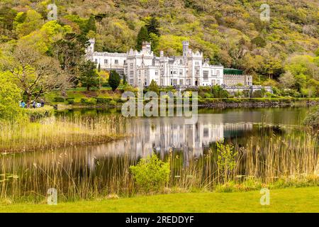 Abbaye de Kylemore, sur les rives du Lough Pollacappul, Kylemore, Connemara, comté de Galway, République d'Irlande. Banque D'Images