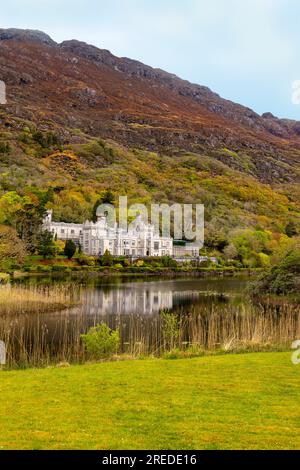 Abbaye de Kylemore, sur les rives du Lough Pollacappul, Kylemore, Connemara, comté de Galway, République d'Irlande. Banque D'Images