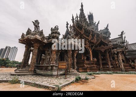 Sanctuaire de vérité, Pattaya, Thaïlande, temple en bois au bord de l'océan au coucher du soleil sur la plage de Pattaya. Temple de la vérité en Thaïlande Banque D'Images