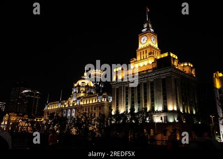 Le Bund ou Waitan à Shanghai, en Chine. Le Bund est une zone riveraine dans le centre de Shanghai avec de nombreux bâtiments historiques de l'époque de concession. L'éclairage Banque D'Images