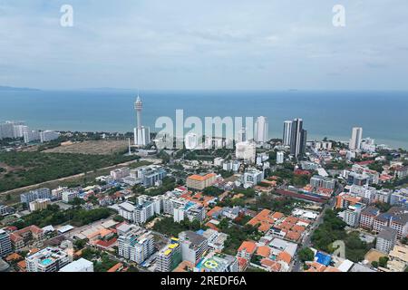 Vue de dessus du front de mer de la ville de Pattaya, vue aérienne depuis un drone sur Pattaya, Thaïlande. Banque D'Images