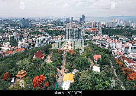 Vue de dessus du front de mer de la ville de Pattaya, vue aérienne depuis un drone sur Pattaya, Thaïlande. Khao Phra Tamnak Banque D'Images