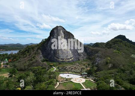 Vue de dessus d'une image de Bouddha drone créée par laser à Khao Chi Chan Mountain, Pattaya. Chonburi, Thaïlande. Attractions religieuses dans les environs de P Banque D'Images