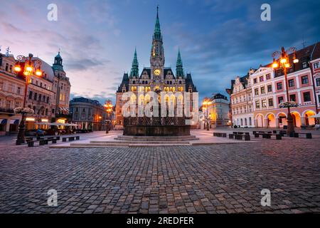 Liberec, République tchèque. Image du paysage urbain du centre-ville de Liberec, République tchèque avec l'hôtel de ville de Liberec et la fontaine de Neptun au coucher du soleil d'été. Banque D'Images
