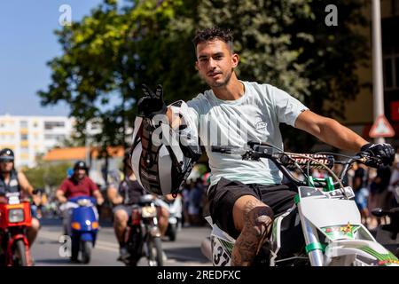 FARO, PORTUGAL - 24 JUILLET 2023 : défilé de plusieurs motocyclistes sur la route pour le 41e Festival International de la moto comme au revoir pour le prochain Banque D'Images