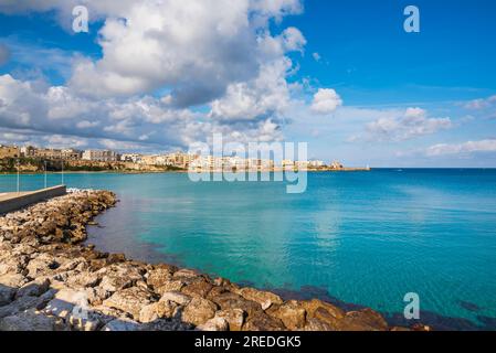 Vue sur la mer vers les plages et les maisons le long de la Riviera Haethei pendant la période hivernale Banque D'Images