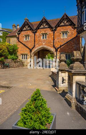 Le musée Malvern dans une maison de garde en briques du 15e siècle. À côté de l'Abbey Hotel Great Malvern Banque D'Images