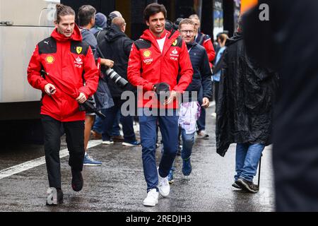 Spa, Belgique. 27 juillet 2023. Carlos Sainz de Ferrari devant le Grand Prix F1 de Belgique au circuit de Spa-Francorchamps le 27 juillet 2023 à Spa, Belgique. (Image de crédit : © Beata Zawrzel/ZUMA Press Wire) USAGE ÉDITORIAL SEULEMENT! Non destiné à UN USAGE commercial ! Banque D'Images