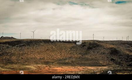 (230727) -- JOHANNESBURG, 27 juillet 2023 (Xinhua) -- cette photo prise le 25 juillet 2023 montre des éoliennes du projet éolien de AAR à de AAR, en Afrique du Sud. La capacité installée du projet éolien de AAR investi par la société chinoise Longyuan Power et ses partenaires sud-africains est de 244,5 mégawatts (MW), Qui peut fournir de manière stable une énergie propre d'environ 760 gigawattheure (GWh) par an, ce qui équivaut à économiser plus de 200 000 tonnes métriques de charbon standard, réduisant les émissions de dioxyde de carbone de 700 000 tonnes métriques. (Photo de Yeshiel Panchia/Xinhua) Banque D'Images