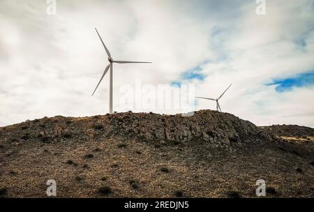 (230727) -- JOHANNESBURG, 27 juillet 2023 (Xinhua) -- cette photo prise le 25 juillet 2023 montre des éoliennes du projet éolien de AAR à de AAR, en Afrique du Sud. La capacité installée du projet éolien de AAR investi par la société chinoise Longyuan Power et ses partenaires sud-africains est de 244,5 mégawatts (MW), Qui peut fournir de manière stable une énergie propre d'environ 760 gigawattheure (GWh) par an, ce qui équivaut à économiser plus de 200 000 tonnes métriques de charbon standard, réduisant les émissions de dioxyde de carbone de 700 000 tonnes métriques. (Photo de Yeshiel Panchia/Xinhua) Banque D'Images