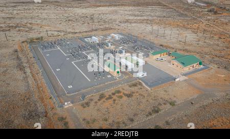 (230727) -- JOHANNESBURG, 27 juillet 2023 (Xinhua) -- cette photo prise le 25 juillet 2023 montre les installations du projet éolien de AAR à de AAR, en Afrique du Sud. La capacité installée du projet éolien de AAR investi par la société chinoise Longyuan Power et ses partenaires sud-africains est de 244,5 mégawatts (MW), Qui peut fournir de manière stable une énergie propre d'environ 760 gigawattheure (GWh) par an, ce qui équivaut à économiser plus de 200 000 tonnes métriques de charbon standard, réduisant les émissions de dioxyde de carbone de 700 000 tonnes métriques. (Photo de Yeshiel Panchia/Xinhua) Banque D'Images