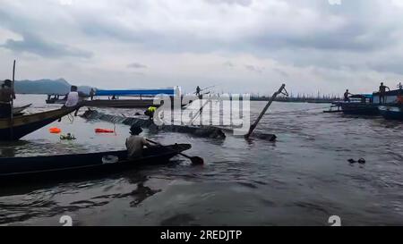 (230727) -- PROVINCE DE RIZAL, 27 juillet 2023 (Xinhua) -- des gens tentent de sauver des passagers d'un bateau chaviré dans la province de Rizal, aux Philippines, le 27 juillet 2023. Au moins 21 personnes sont mortes jeudi après-midi après le chavirement d'un bateau à passagers dans un lac de la province de Rizal, à l'est de Manille, a déclaré un porte-parole des garde-côtes philippins (PCG) et de la police. (Garde-côtes philippin/document via Xinhua) Banque D'Images