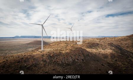 (230727) -- JOHANNESBURG, 27 juillet 2023 (Xinhua) -- cette photo prise le 25 juillet 2023 montre des éoliennes du projet éolien de AAR à de AAR, en Afrique du Sud. La capacité installée du projet éolien de AAR investi par la société chinoise Longyuan Power et ses partenaires sud-africains est de 244,5 mégawatts (MW), Qui peut fournir de manière stable une énergie propre d'environ 760 gigawattheure (GWh) par an, ce qui équivaut à économiser plus de 200 000 tonnes métriques de charbon standard, réduisant les émissions de dioxyde de carbone de 700 000 tonnes métriques. (Photo de Yeshiel Panchia/Xinhua) Banque D'Images