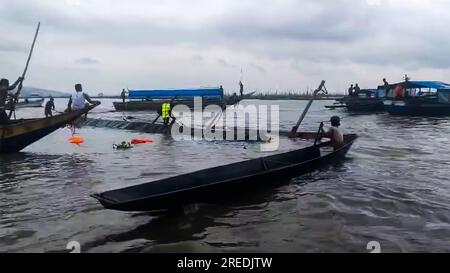 (230727) -- PROVINCE DE RIZAL, 27 juillet 2023 (Xinhua) -- des gens tentent de sauver des passagers d'un bateau chaviré dans la province de Rizal, aux Philippines, le 27 juillet 2023. Au moins 21 personnes sont mortes jeudi après-midi après le chavirement d'un bateau à passagers dans un lac de la province de Rizal, à l'est de Manille, a déclaré un porte-parole des garde-côtes philippins (PCG) et de la police. (Garde-côtes philippin/document via Xinhua) Banque D'Images