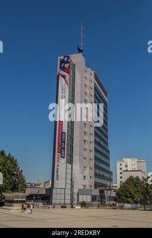 PRISTINA, KOSOVO - 13 AOÛT 2019 : affiche joyeuse 4 juillet, jour de l'indépendance des Etats-Unis sur une maison à Pristina, Kosovo Banque D'Images