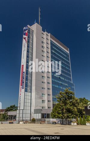 PRISTINA, KOSOVO - 13 AOÛT 2019 : affiche joyeuse 4 juillet, jour de l'indépendance des Etats-Unis sur une maison à Pristina, Kosovo Banque D'Images