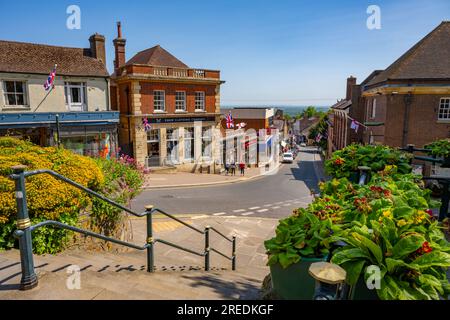 Vue sur Church Street à Great Malvern par une journée d'été ensoleillée. Banque D'Images