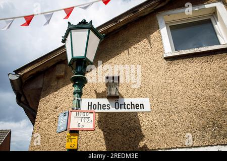 Panneau de rue avec petit WC dans la rue Hohes Oertchen ('Oertchen' signifie toilette) dans Zons sur le Rhin, Rhénanie du Nord-Westphalie, Allemagne Strassens Banque D'Images