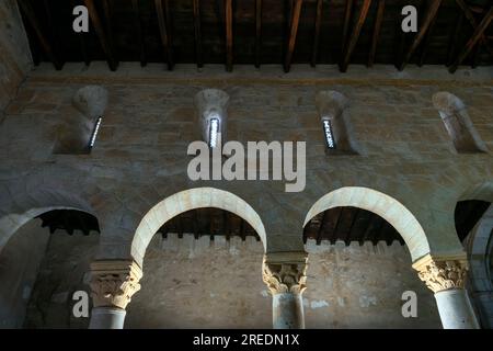 Intérieur de l'église wisigothique de San Juan Bautista, fondée en 661 AD. Situé dans la petite ville de Venta de Baños dans le quartier Cerrato. Province de Palen Banque D'Images