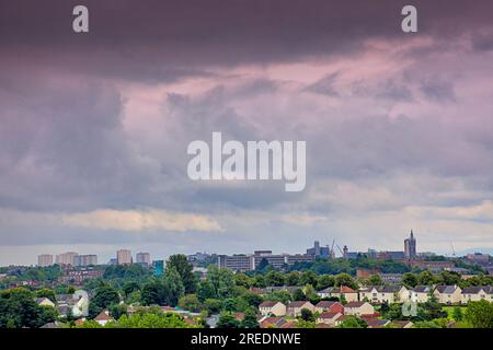 Glasgow, Écosse, Royaume-Uni 27 juillet 2023. UK Météo : il pleut et un ciel turbulent sur l'extrémité ouest et le centre de la ville. Crédit Gerard Ferry/Alamy Live News Banque D'Images