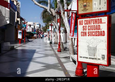 Panneau en espagnol encourageant les gens à ne pas jeter de déchets dans les rues de la rue piétonne AV 21 de Mayo, Arica, Chili Banque D'Images