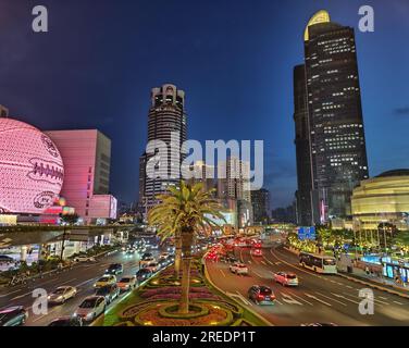 Zone de Xujiahui, trafic intense et passerelle surélevée avec le bâtiment de sphère de verre Metro City et gratte-ciel Grand Gateway gratte-ciel nocturne Banque D'Images